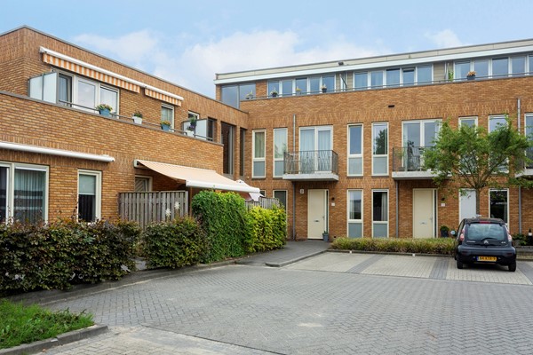 Jong appartement met royaal balkon en eigen parkeerplaats! 